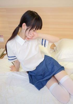2个吃奶一个添下面视频